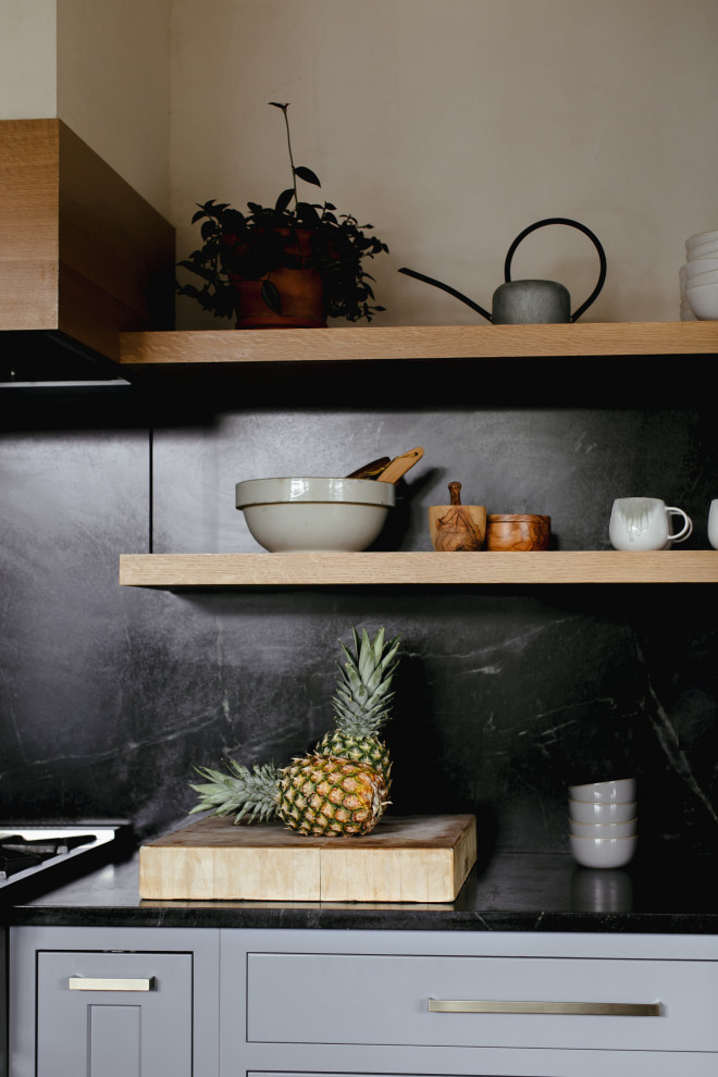 Inspiration för stora rustika grått kök, med skåp i shakerstil, blå skåp, svart stänkskydd, integrerade vitvaror och en köksö