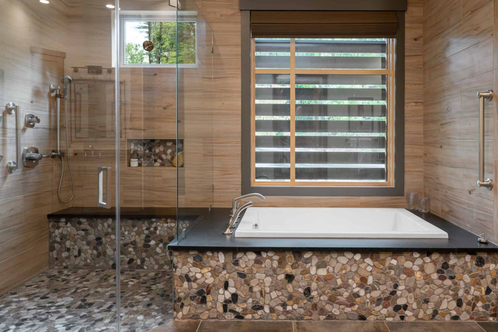 Bathroom - mid-sized transitional bathroom idea