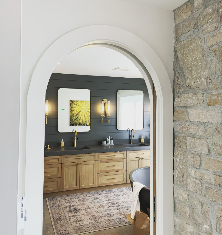 Ejemplo de cuarto de baño doble rústico con armarios estilo shaker y puertas de armario marrones