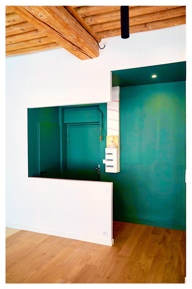 Réalisation d'une petite porte d'entrée avec une porte simple, une porte verte, un mur blanc, parquet clair, un sol beige et un mur en parement de brique.