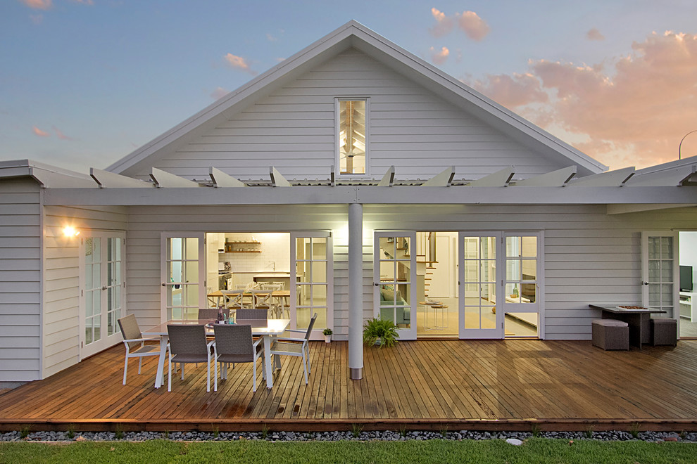 Inspiration for a contemporary side yard deck in Gold Coast - Tweed with a pergola.