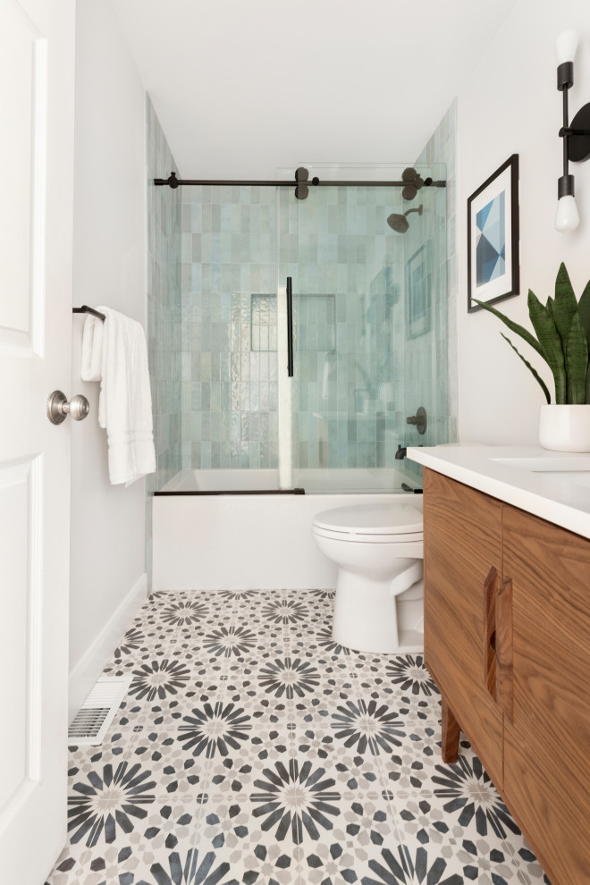 На фото: ванная комната в стиле ретро с ванной в нише, полом из керамогранита, столешницей из искусственного кварца, разноцветным полом, душем с раздвижными дверями, белой столешницей, нишей и тумбой под одну раковину с