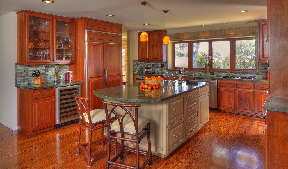 This is an example of a tropical kitchen in Los Angeles.