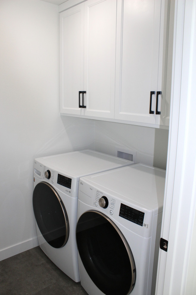 Laundry room - mid-sized laundry room idea
