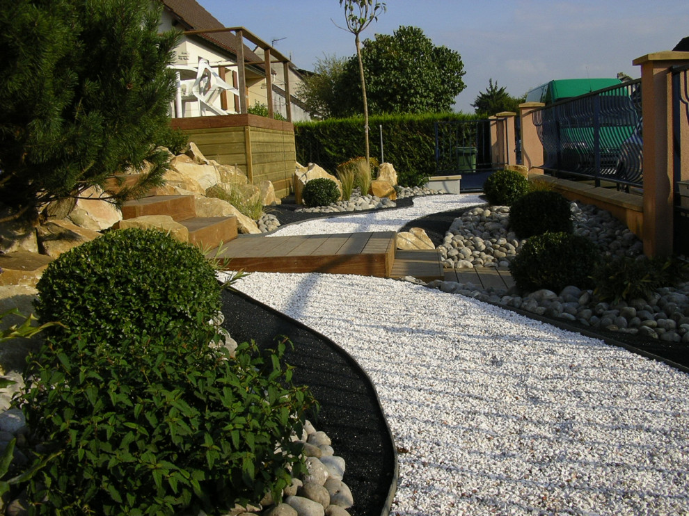 Jardin minéral avec terrasse sur pilotis