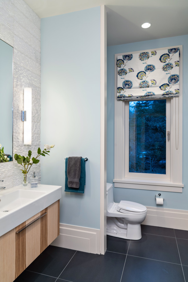 Источник вдохновения для домашнего уюта: ванная комната среднего размера в стиле модернизм с плоскими фасадами, фасадами любого цвета, унитазом-моноблоком, синей плиткой, плиткой из известняка, синими стенами, полом из керамогранита, монолитной раковиной, столешницей из искусственного камня, черным полом, белой столешницей, тумбой под одну раковину и подвесной тумбой