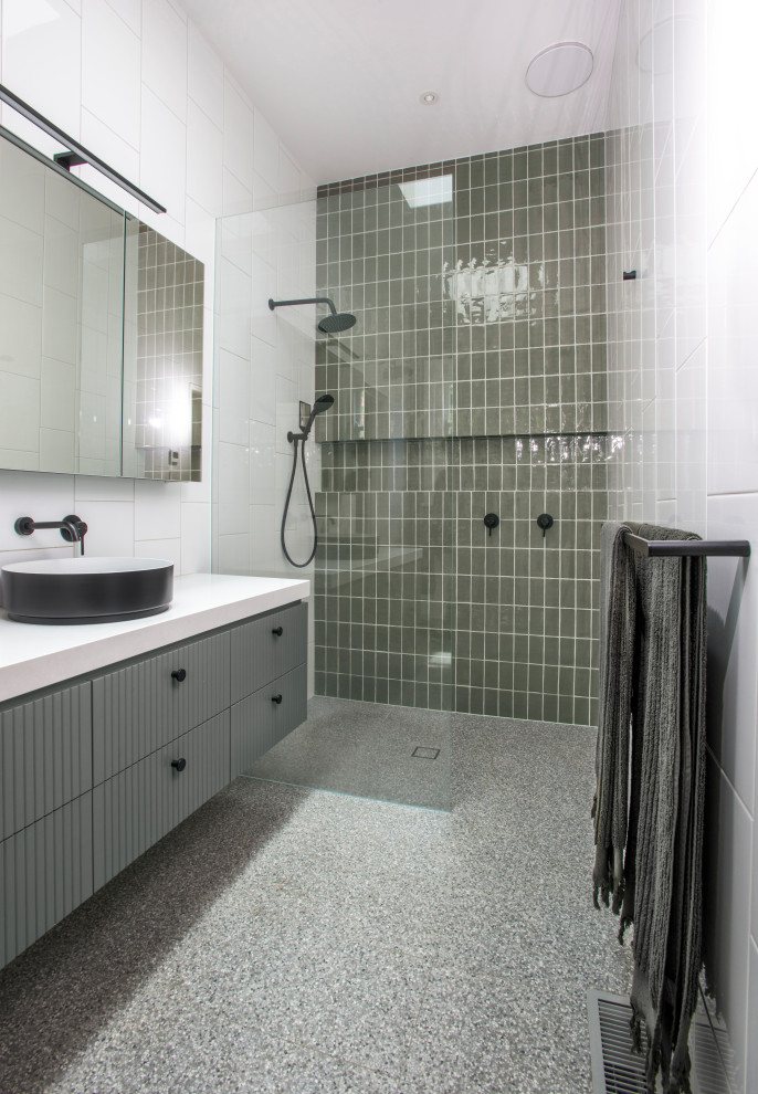 Mittelgroßes Modernes Badezimmer mit grünen Schränken, offener Dusche, Wandtoilette, grünen Fliesen, Porzellanfliesen, weißer Wandfarbe, Terrazzo-Boden, Aufsatzwaschbecken, grauem Boden, offener Dusche, weißer Waschtischplatte und schwebendem Waschtisch in Melbourne