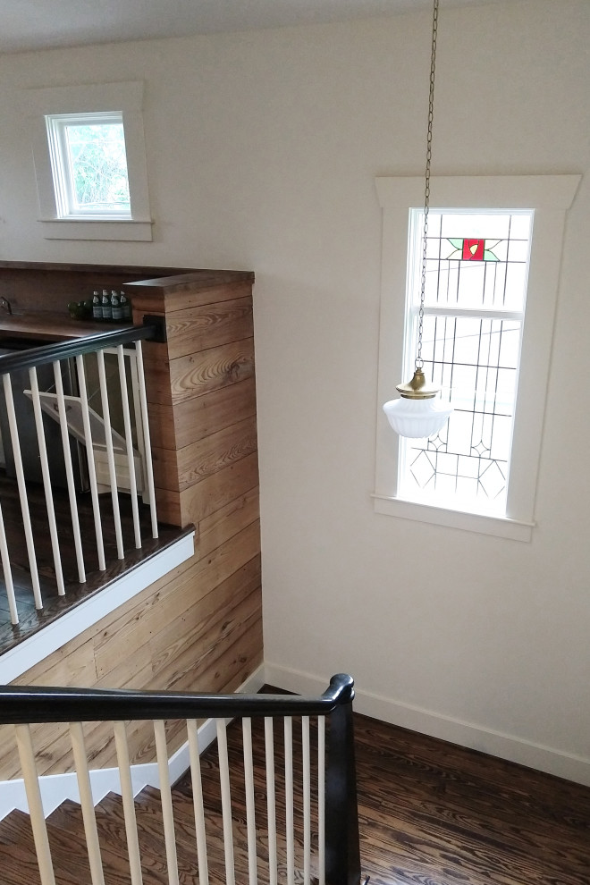 Свежая идея для дизайна: п-образная лестница среднего размера в стиле кантри с деревянными ступенями, крашенными деревянными подступенками, деревянными перилами и стенами из вагонки - отличное фото интерьера