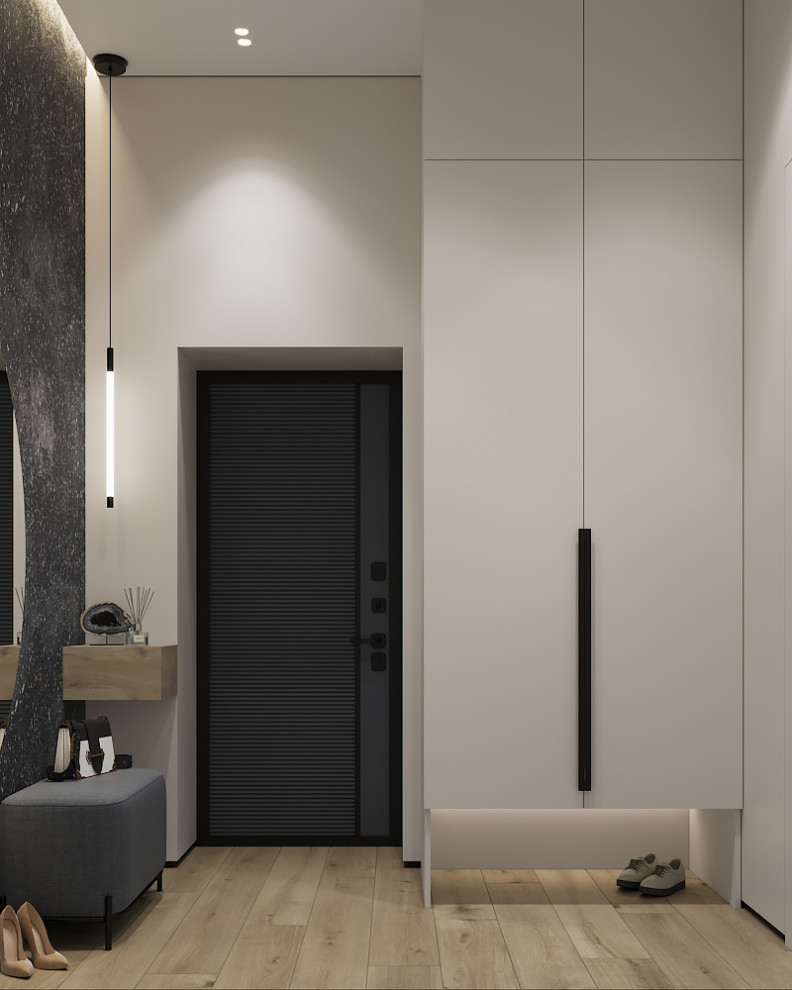 Diseño de vestíbulo contemporáneo pequeño con paredes beige, puerta simple, puerta metalizada y suelo beige