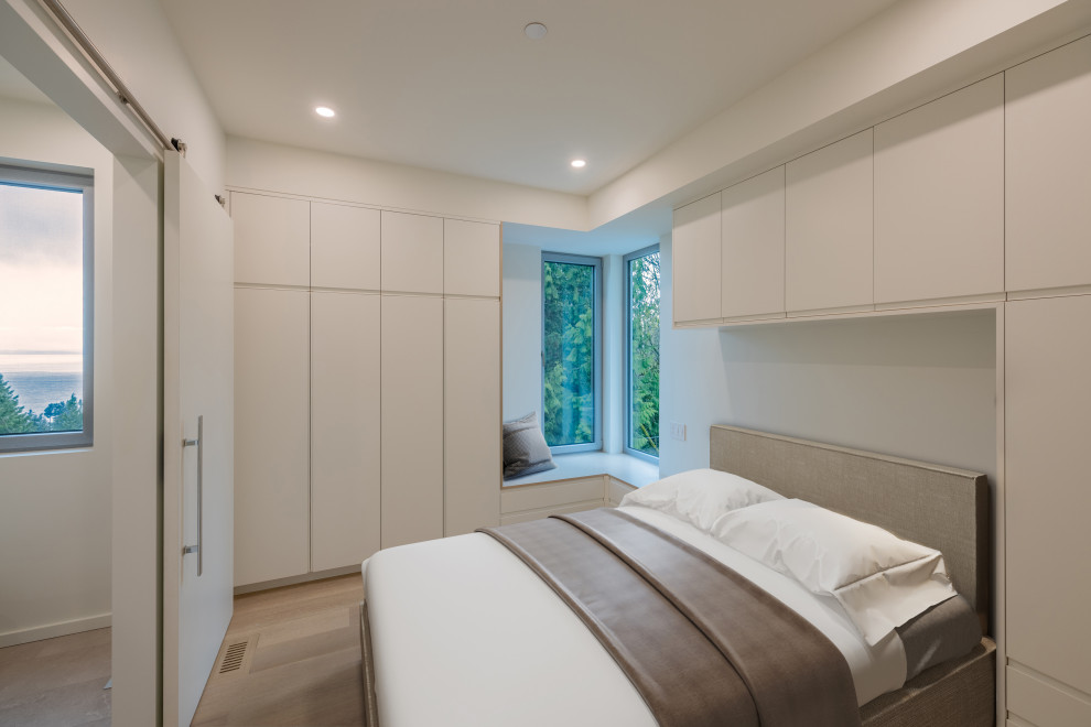 Пример оригинального дизайна: спальня среднего размера в стиле модернизм с белыми стенами, светлым паркетным полом и бежевым полом