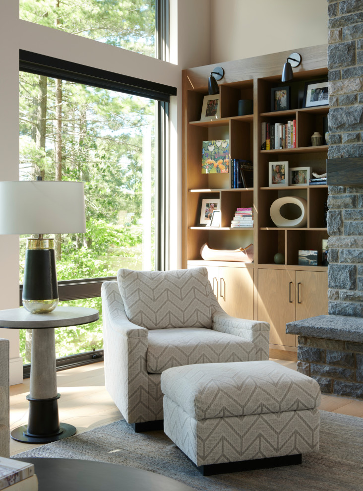 Idée de décoration pour un grand salon design ouvert avec un mur blanc, une cheminée standard, un manteau de cheminée en brique et un téléviseur fixé au mur.