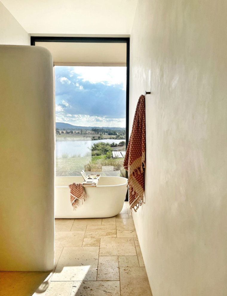 Foto på ett mellanstort medelhavsstil badrum, med ett fristående badkar