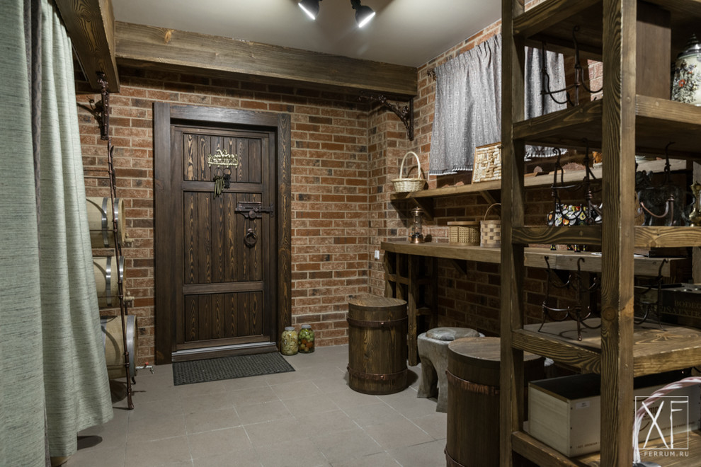 Декоративные кованные элементы и механический замок для двери в погреб