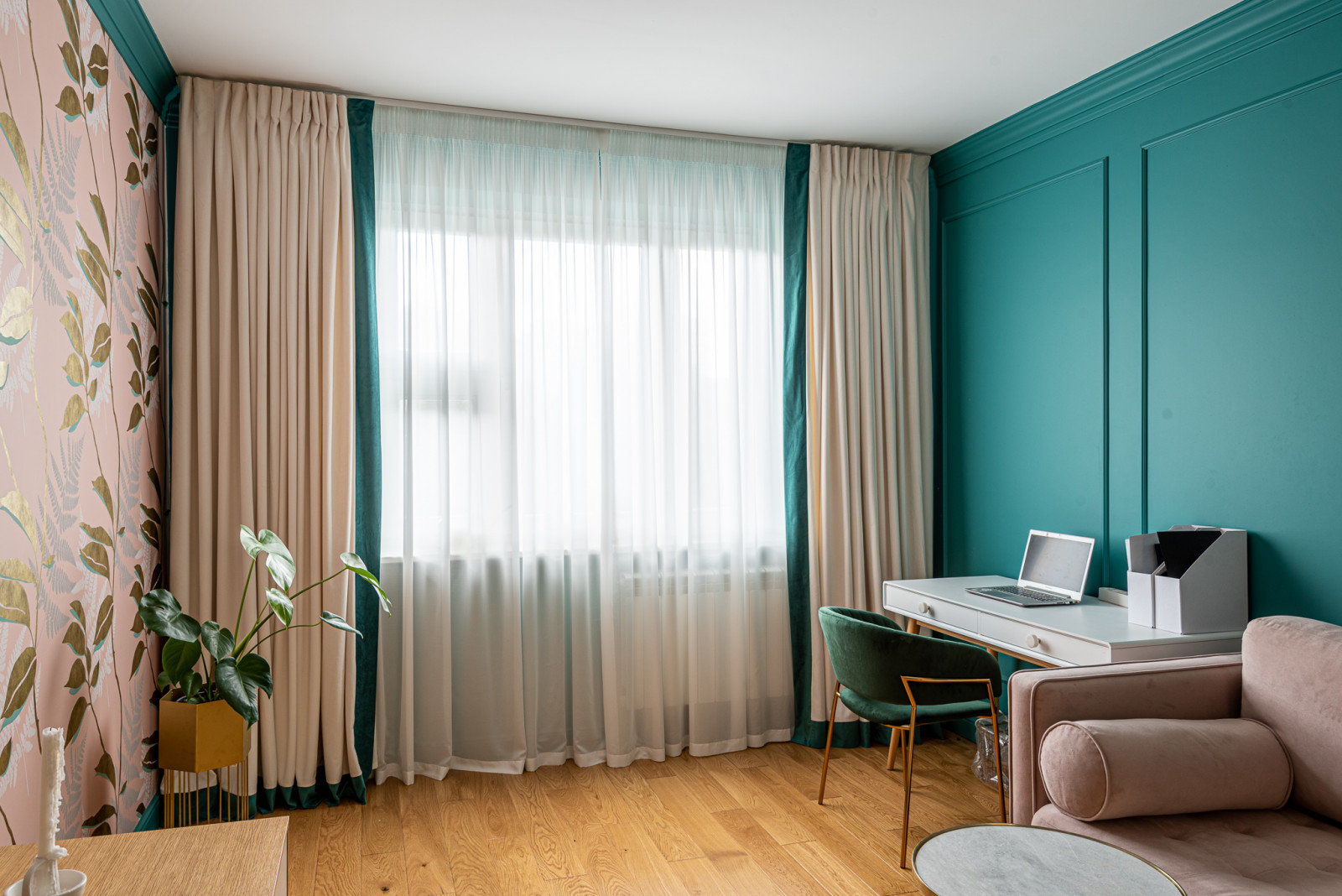 Стачные шторы в гостиной