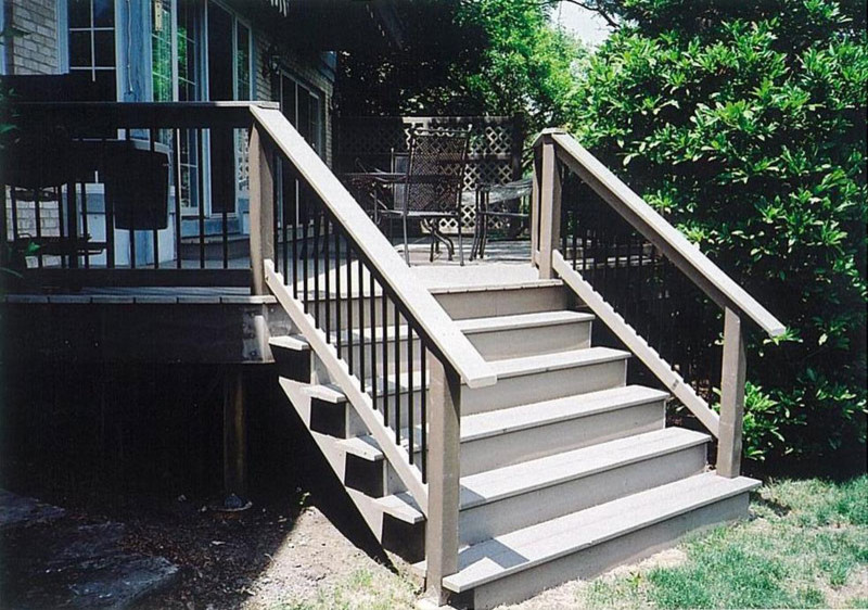 Inspiration for a mid-sized rustic backyard deck remodel in Chicago