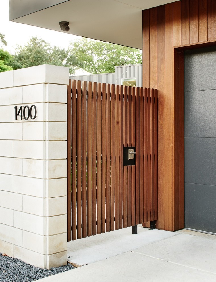 Photo of a mid-sized contemporary partial sun front yard gravel landscaping in Austin.