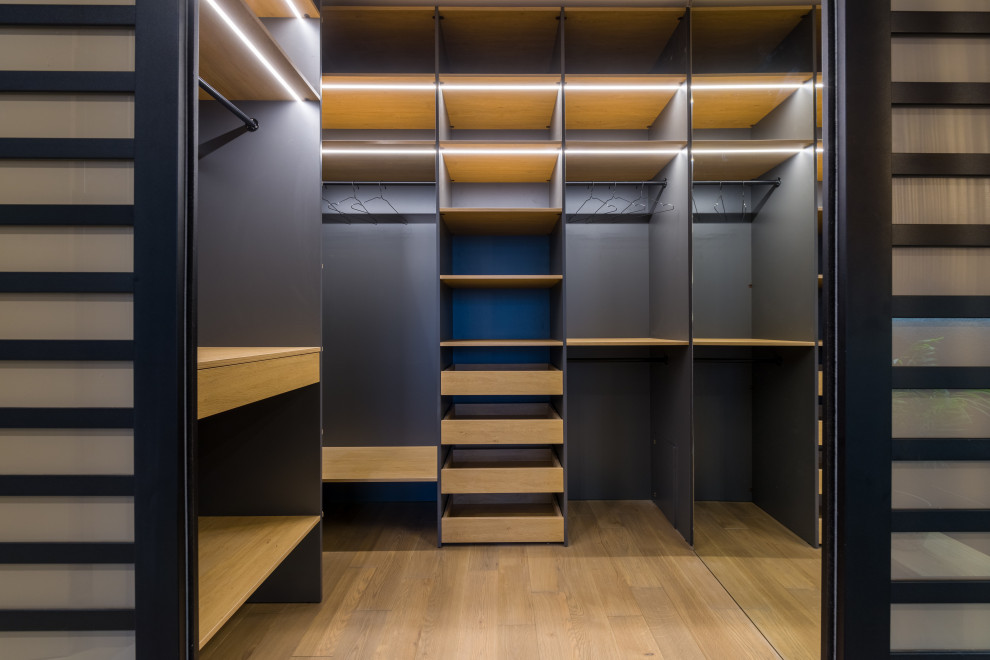 Inspiration for a contemporary storage and wardrobe in Toronto.
