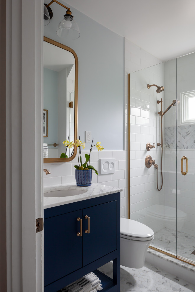 Пример оригинального дизайна: ванная комната в стиле неоклассика (современная классика) с плоскими фасадами, синими фасадами, душевой кабиной, врезной раковиной, мраморной столешницей, тумбой под одну раковину и встроенной тумбой