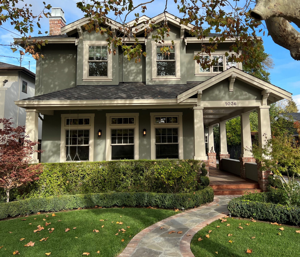 Diseño de fachada de casa verde y gris de estilo americano grande de dos plantas con revestimiento de estuco, tejado a dos aguas y tejado de varios materiales