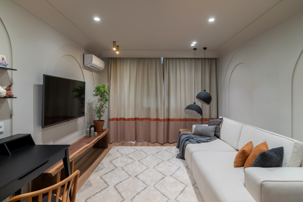 Солнце, арки и осиное гнездо в гостиной