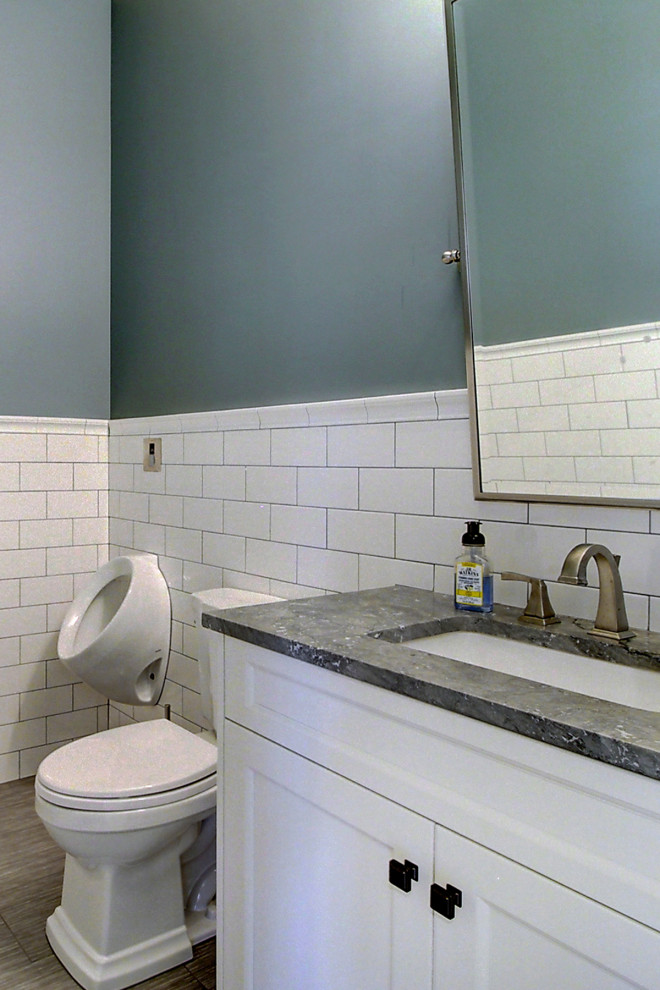 Пример оригинального дизайна: огромный туалет в стиле неоклассика (современная классика) с фасадами с выступающей филенкой, белыми фасадами, унитазом-моноблоком, белой плиткой, плиткой кабанчик, серыми стенами, полом из керамической плитки, врезной раковиной, мраморной столешницей, серым полом, серой столешницей, подвесной тумбой и панелями на стенах