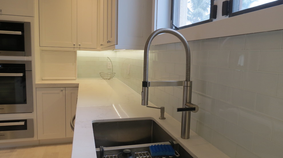 Transitional kitchen photo in Miami