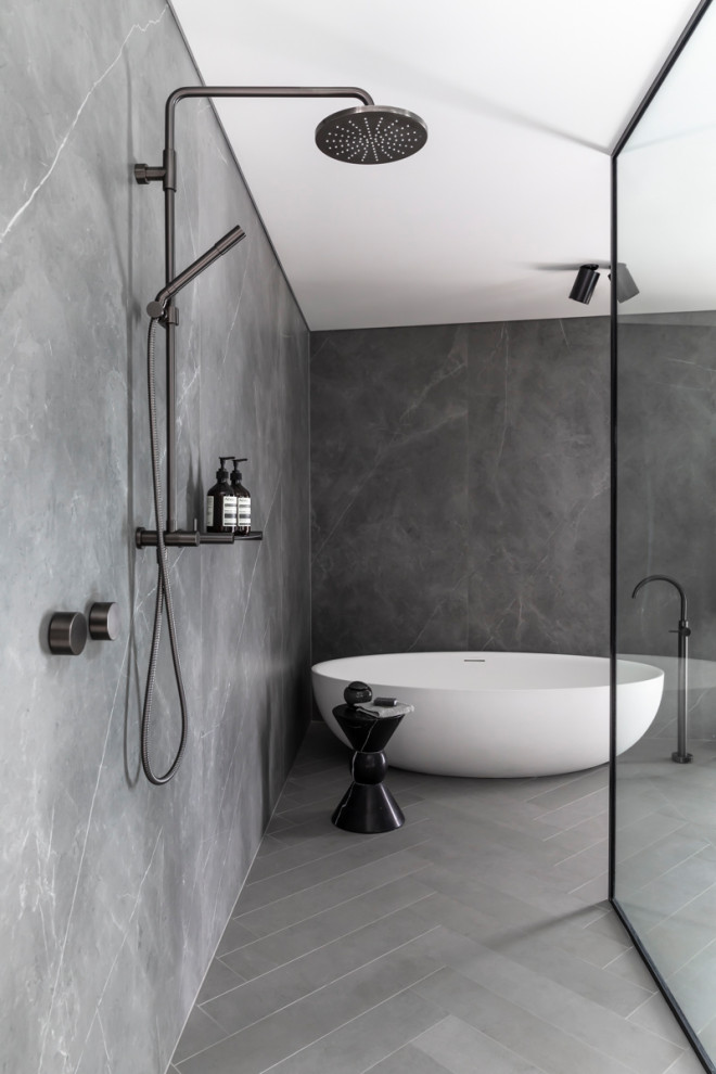Пример оригинального дизайна: большая главная ванная комната в современном стиле с подвесной тумбой