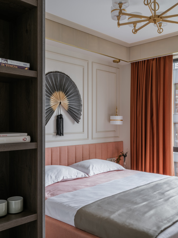 Immagine di una piccola camera matrimoniale design con pavimento grigio, boiserie, pareti beige e pavimento in legno massello medio