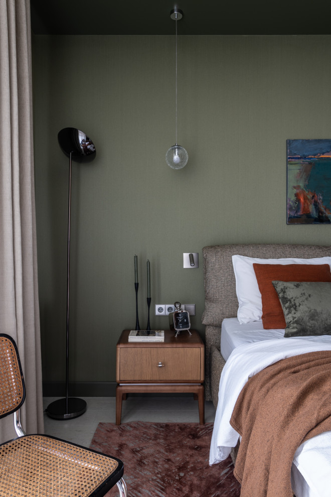 На фото: хозяйская спальня среднего размера, в белых тонах с отделкой деревом в современном стиле с зелеными стенами, пробковым полом, бежевым полом и рабочим местом с