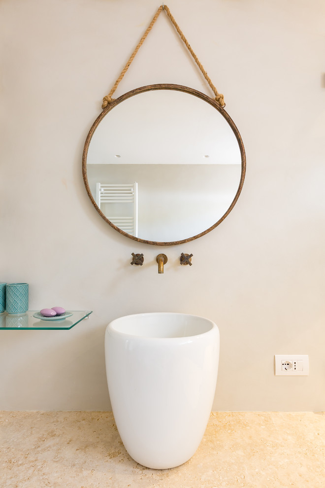 Beach style bathroom in Rome with a pedestal sink.