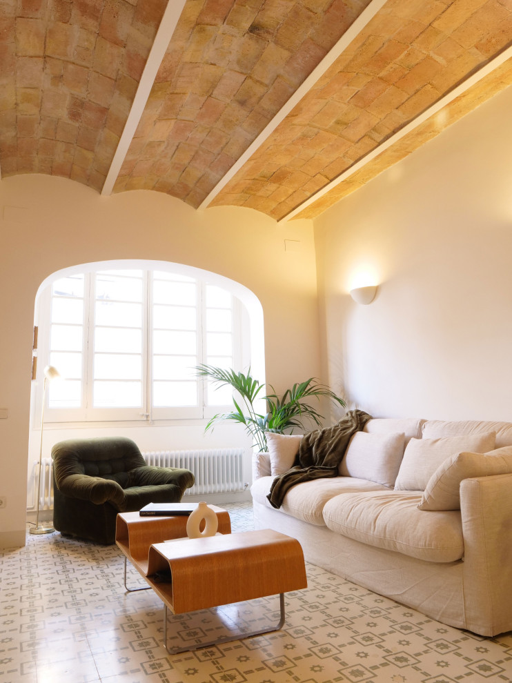 Idee per un soggiorno mediterraneo con pareti beige, pavimento con piastrelle in ceramica, pavimento multicolore e soffitto a volta