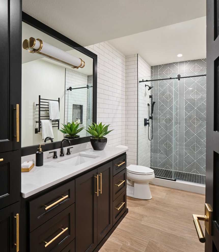 Exempel på ett mellanstort klassiskt vit vitt badrum med dusch, med skåp i shakerstil, en dusch i en alkov, vit kakel, vita väggar, klinkergolv i porslin, ett undermonterad handfat, bänkskiva i kvarts, flerfärgat golv, svarta skåp, en toalettstol med separat cisternkåpa, keramikplattor och dusch med skjutdörr