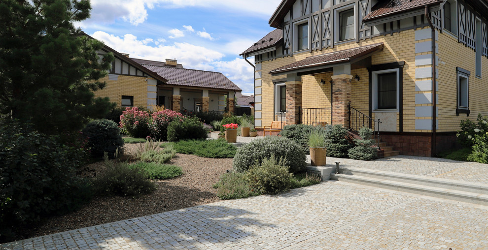 Элимус песчаный в плетеных корзинах и другие сизоватые и серебристые растения