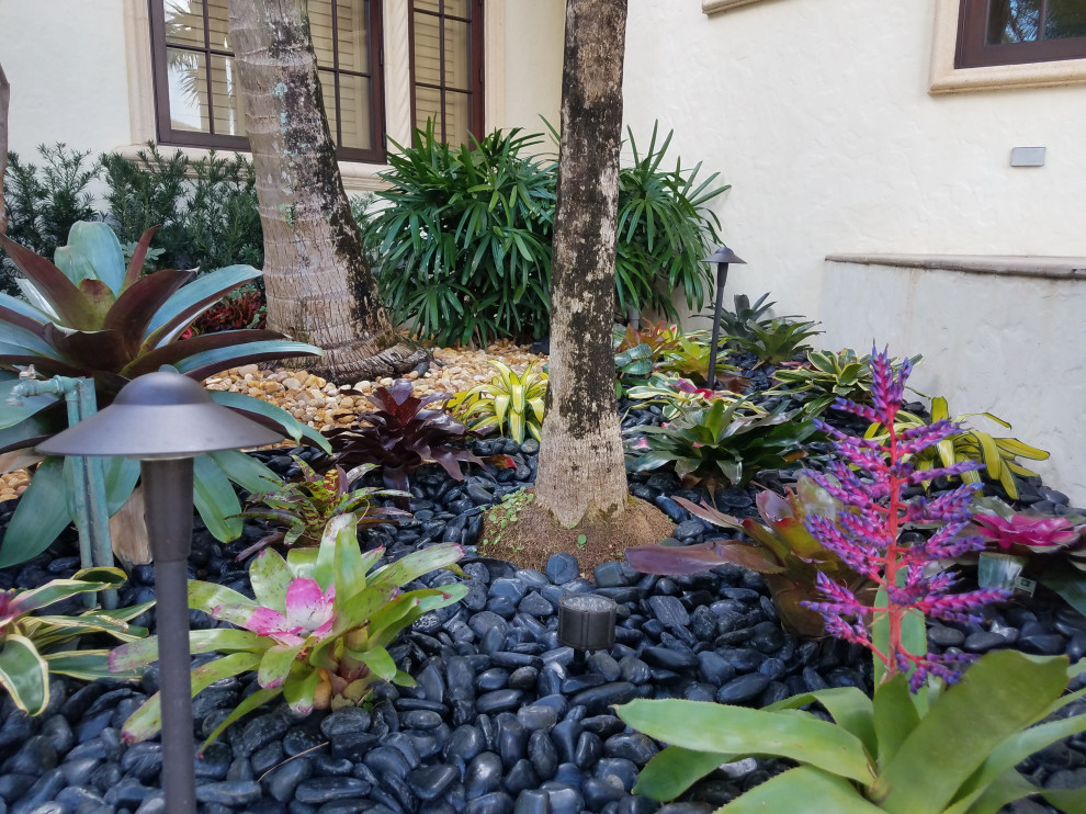Geräumiger Klassischer Vorgarten mit Steindeko und Flusssteinen in Miami