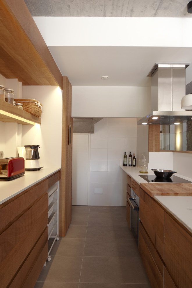 Immagine di una cucina nordica di medie dimensioni con ante lisce, ante in legno scuro, paraspruzzi bianco, pavimento con piastrelle in ceramica e nessuna isola