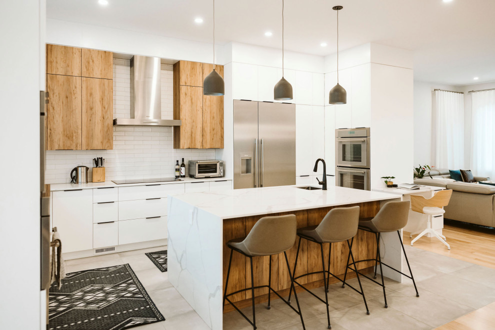 Idéer för att renovera ett stort funkis vit vitt kök, med en undermonterad diskho, släta luckor, skåp i mellenmörkt trä, bänkskiva i kvarts, vitt stänkskydd, stänkskydd i keramik, rostfria vitvaror, klinkergolv i keramik, en köksö och grått golv