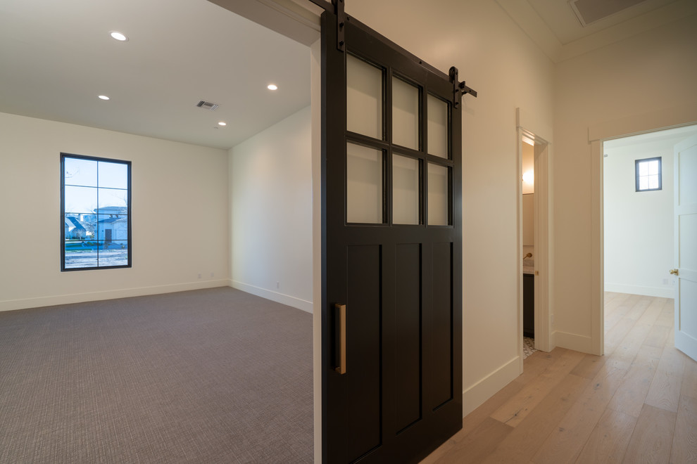 Example of a transitional home design design in Phoenix