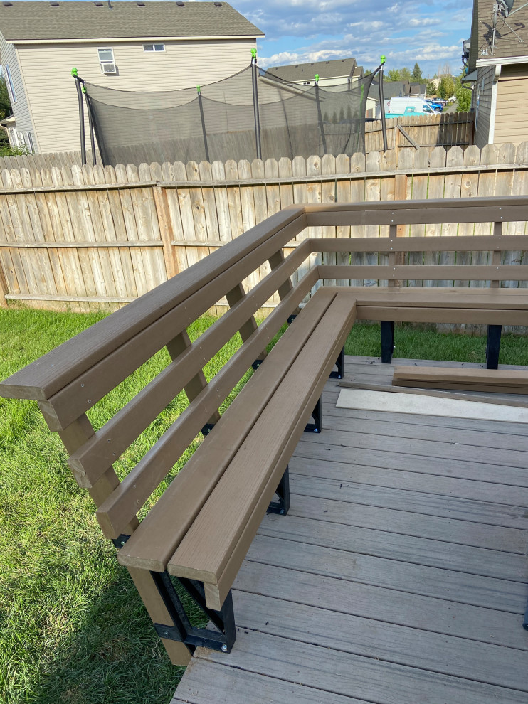Small minimalist backyard deck photo