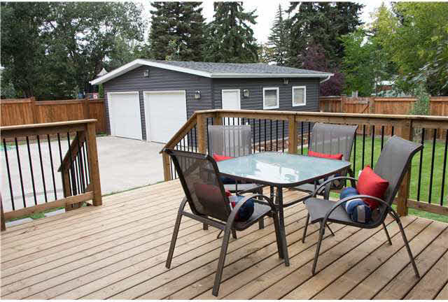 Minimalist deck photo in Edmonton