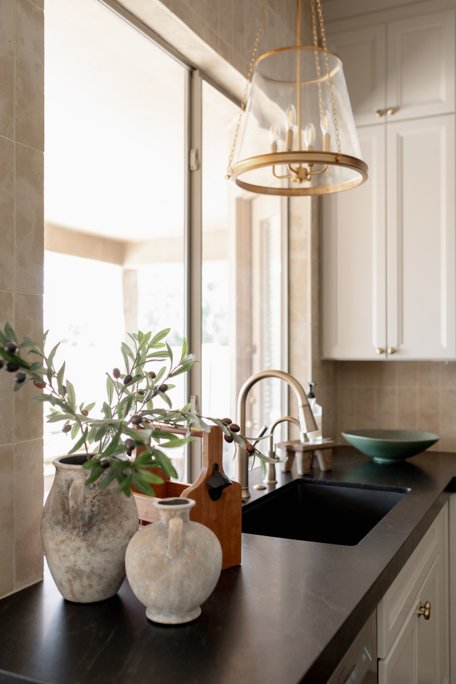Transitional home design photo in Phoenix
