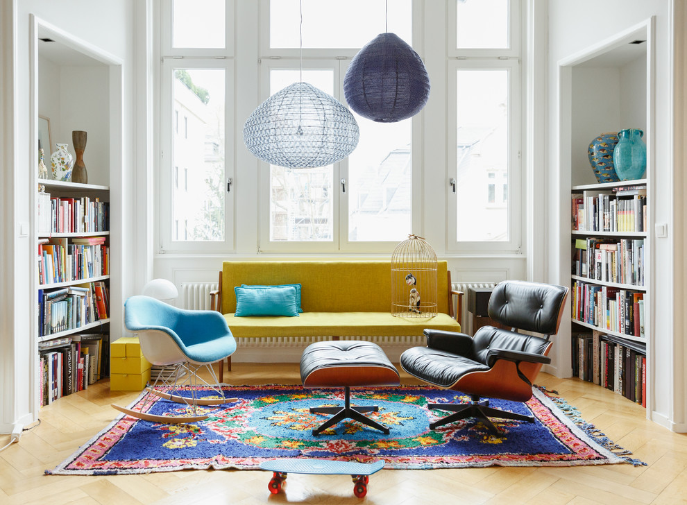 Mid-sized eclectic enclosed family room in Berlin with a library, white walls, light hardwood floors and beige floor.