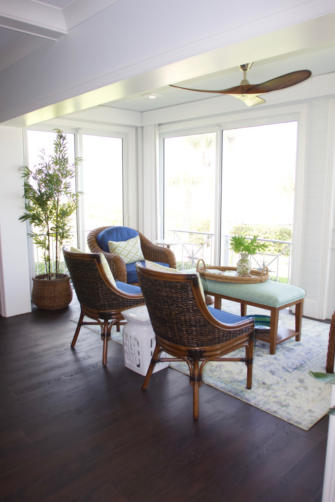Foto di una piccola veranda stile marino con pavimento in vinile e pavimento marrone