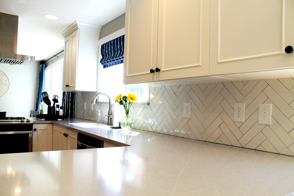 Example of a mid-sized transitional u-shaped medium tone wood floor eat-in kitchen design in Seattle with an undermount sink, shaker cabinets, white cabinets, quartz countertops, white backsplash, ceramic backsplash, stainless steel appliances, a peninsula and gray countertops
