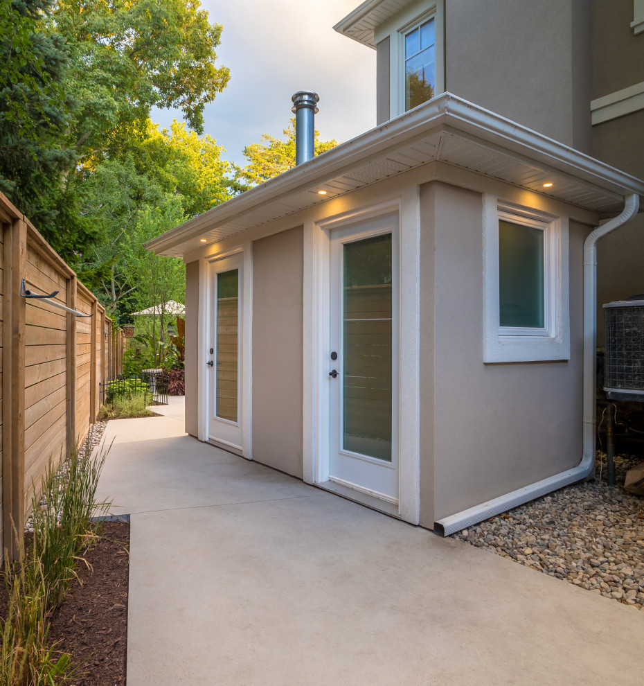 Photo of a mid-sized transitional landscaping in Toronto.