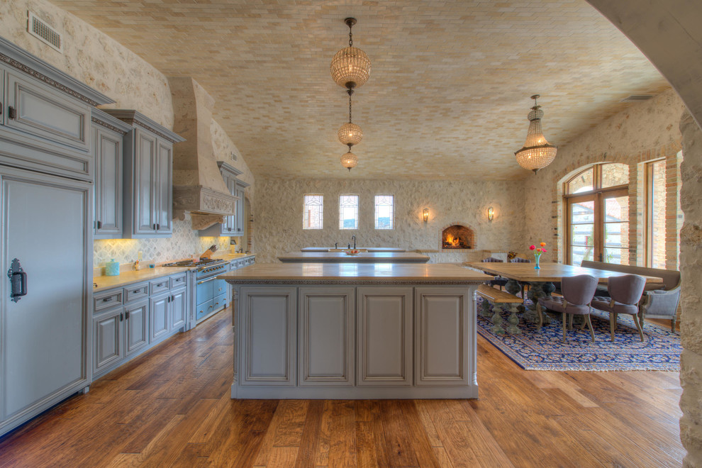 Mountain style eat-in kitchen photo in Austin