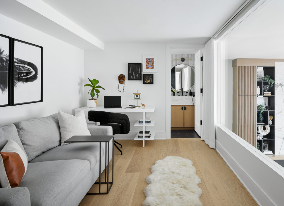 Стильный дизайн: кабинет в современном стиле с белыми стенами и светлым паркетным полом - последний тренд
