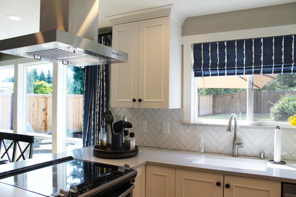 Mid-sized transitional u-shaped medium tone wood floor eat-in kitchen photo in Seattle with an undermount sink, shaker cabinets, white cabinets, quartz countertops, white backsplash, ceramic backsplash, stainless steel appliances, a peninsula and gray countertops