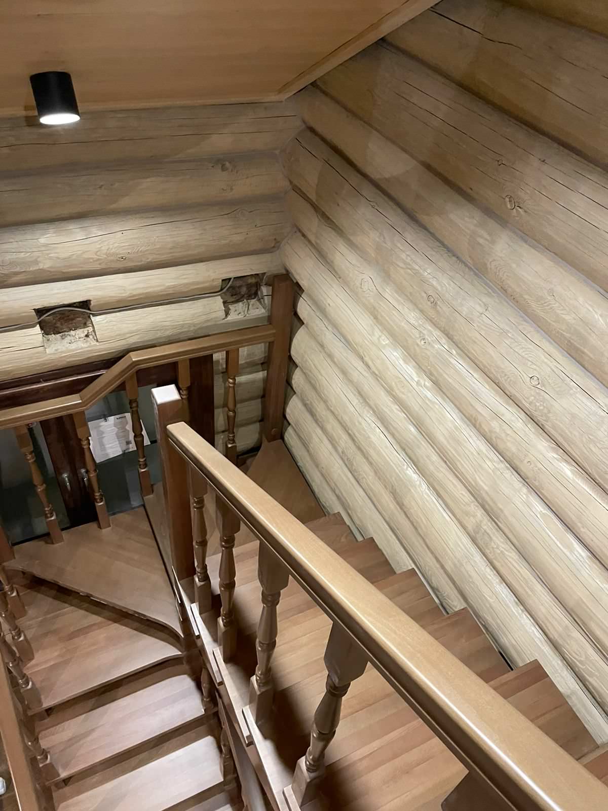 маленька деревянная лестница в гостевом доме