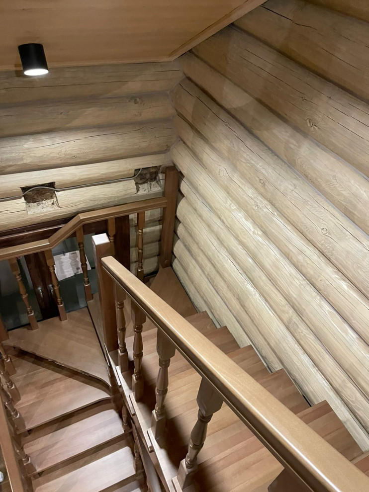 маленька деревянная лестница в гостевом доме