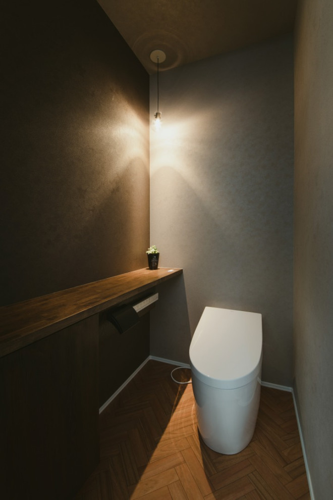 Idées déco pour un WC et toilettes scandinave avec un mur gris, un sol marron, un plafond en papier peint et du papier peint.
